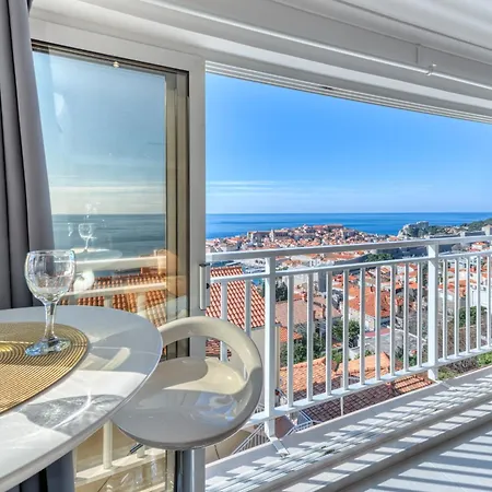 Portolan's Amazing Old Town & Sea View Apartment