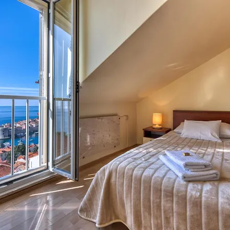 Portolan's Amazing Old Town & Sea View Apartment *